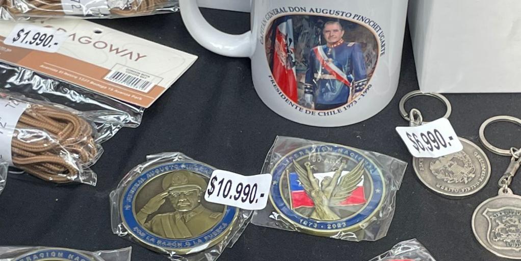 Sale of souvenirs about Augusto Pinochet puts in trouble to the Chilean Army
