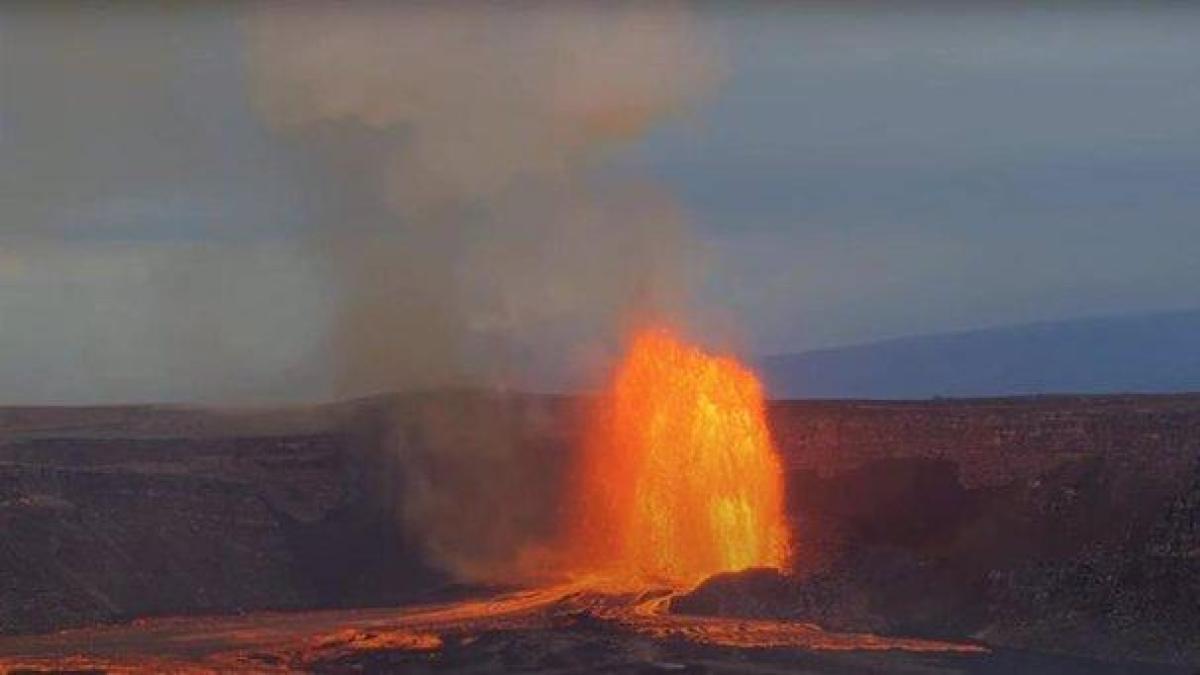 The Kilauea volcano erupts in Hawaii with lava sources up to 300 meters high
