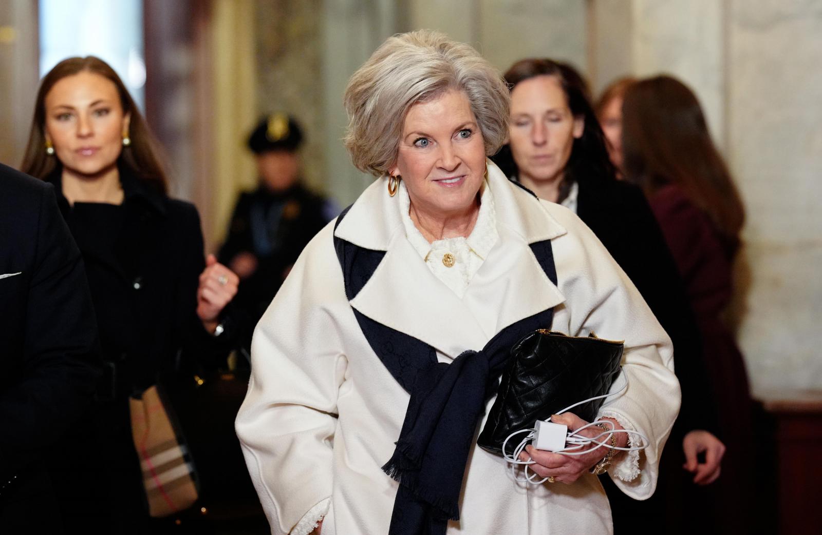 The White House Cabinet Chief suffers a cyber attack on her mobile phone and tries to supplant her identity