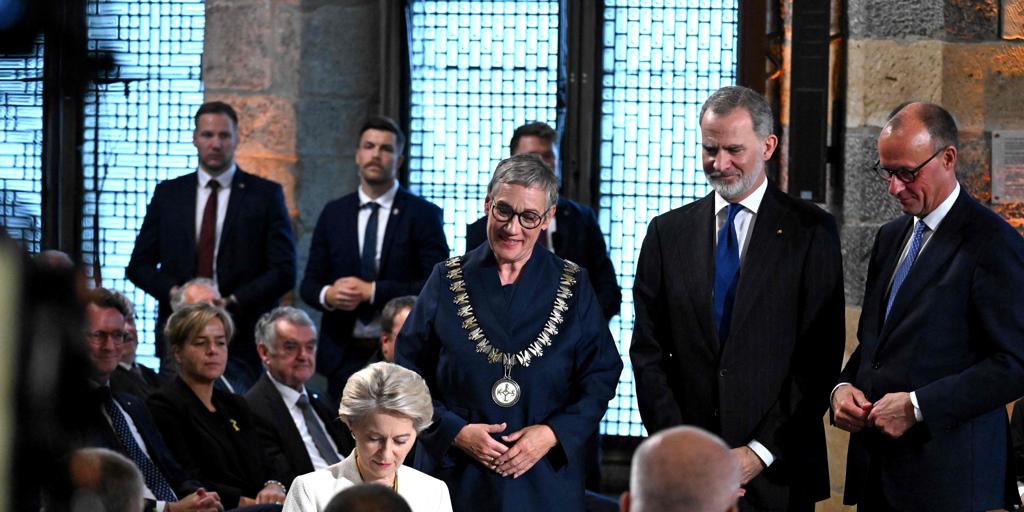The king advocates "developing hard power" of Europe in defense in the Carlomagne Award for Von der Leyen