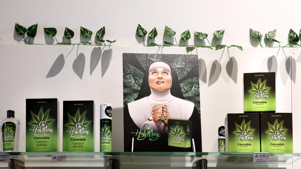 The mayor of London, in favor of the partial decriminalization of cannabis consumption