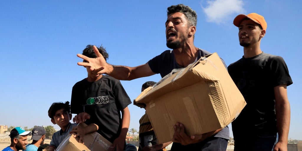Thousands of hungry gazaties assault a helping point for the new foundation that replaces the UN