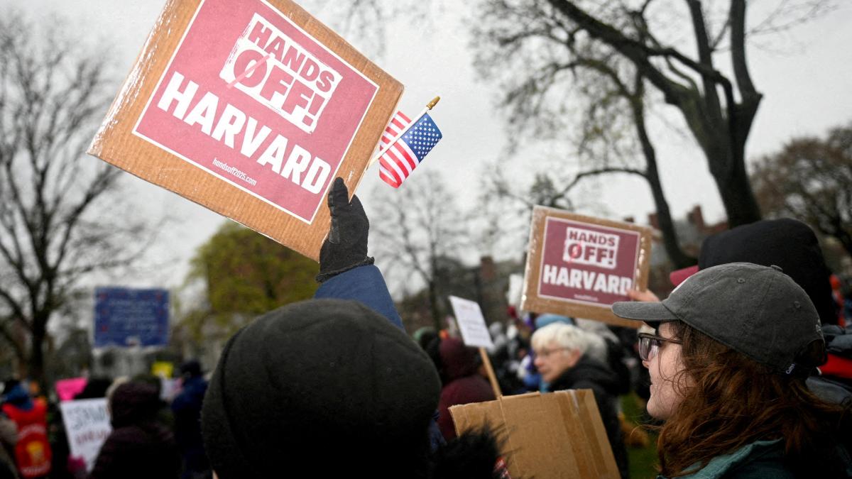 Trump suspends the visa interviews to foreign students in all embassies until further notice