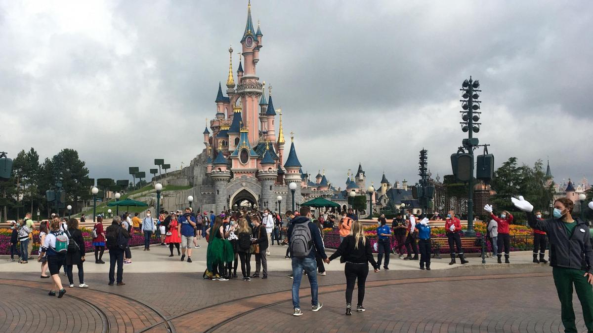 Four detainees in Disneyland Paris for simulating a wedding of a 9 -year -old with a 22 -year -old