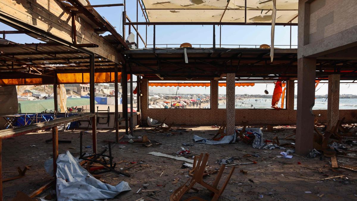 Israel kills 33 people in a gaza bar, where they connected to the Internet