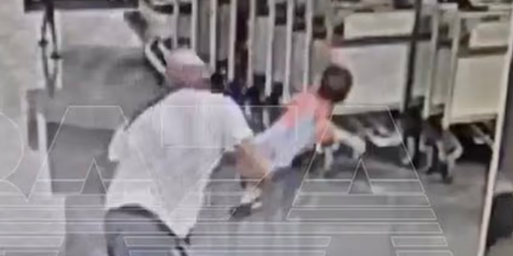 A tourist throws an 18 -month -old baby against the ground and leaves him in a coma at Moscow airport