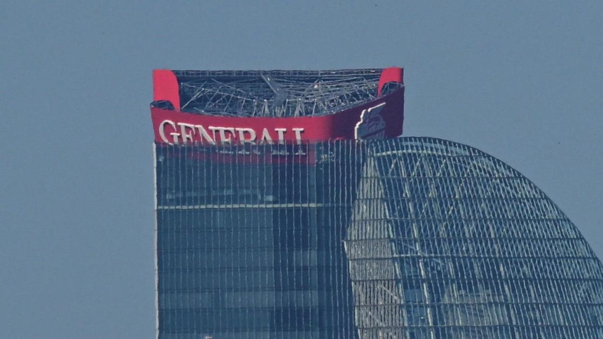 Cordonado the center of Milan after the huge poster of the Hadid tower falls