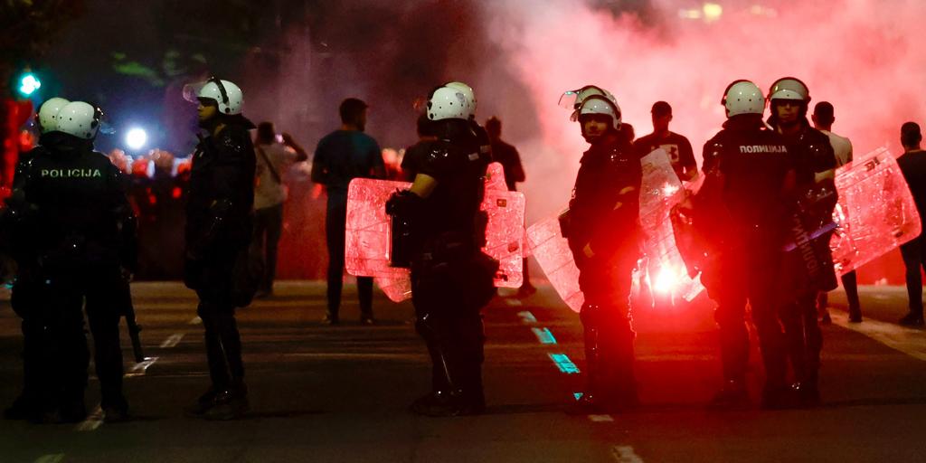 Tens of thousands of people manifest in Serbia to ask for early choices