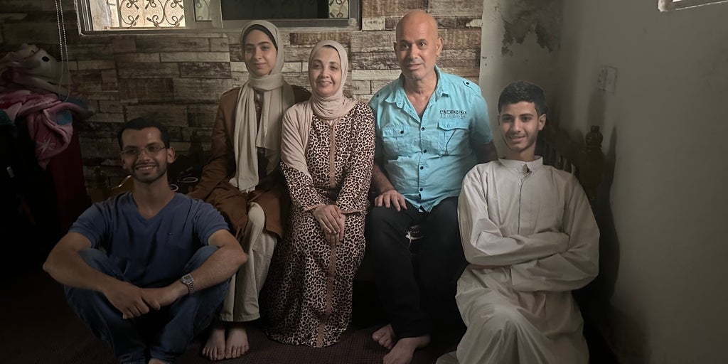 The interpreter Gazatí Kayed Hammad is evacuated from the strip with his family: "We have been born"