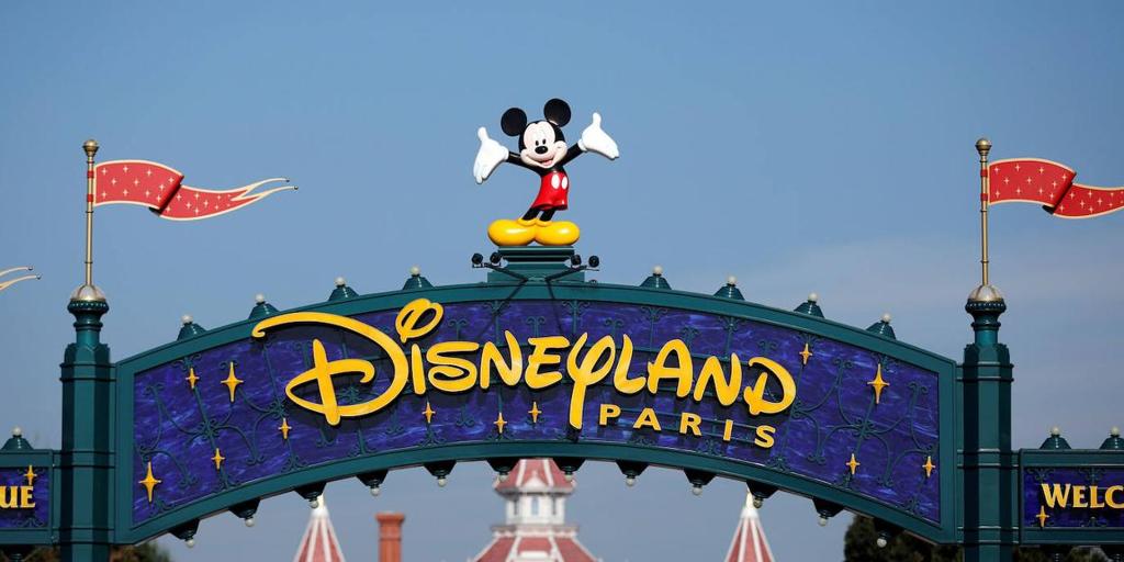 They accuse a British tourist of renting Disneyland Paris for 130,000 euros to celebrate a fictitious wedding with a 9 -year -old girl