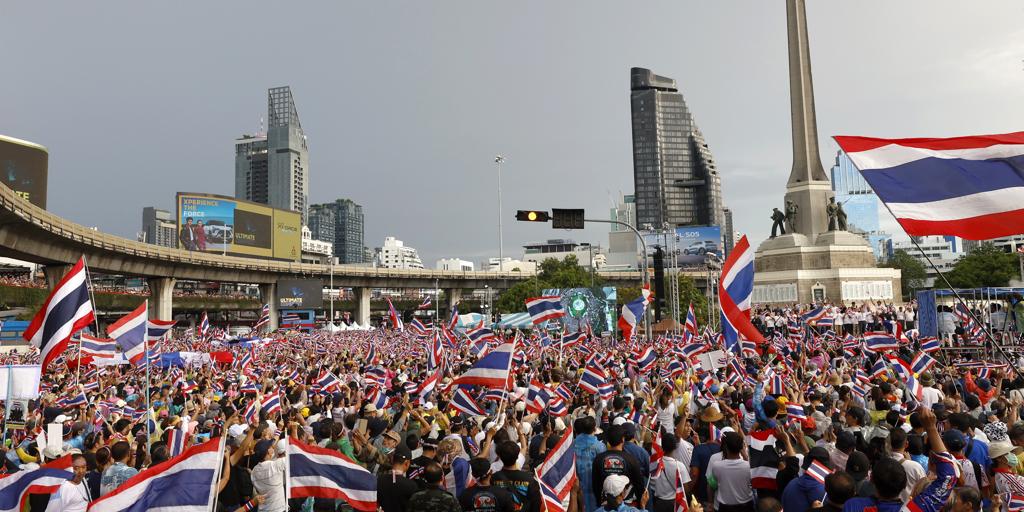 Thousands of Thai demand the resignation of the Prime Minister for insulting the army during a dispute with Cambodia