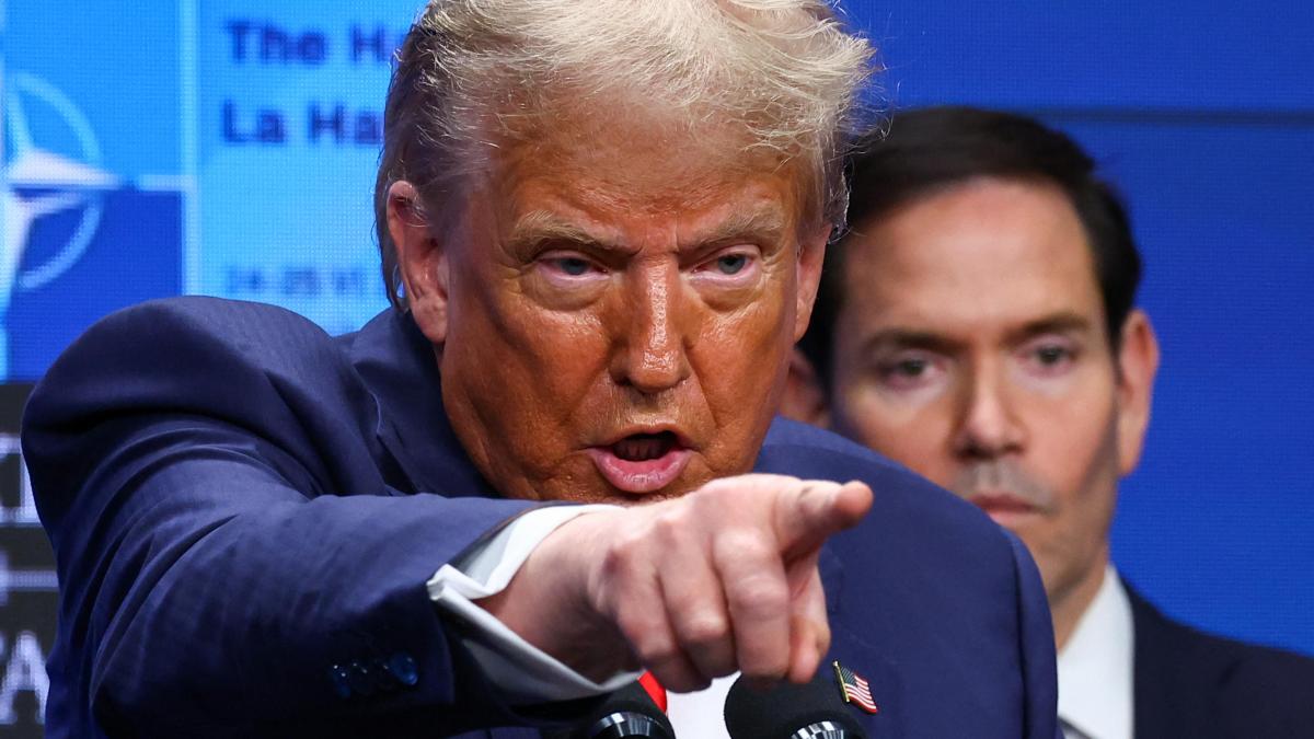 Trump sanctions members of Palestinian authority for "undermining peace efforts"