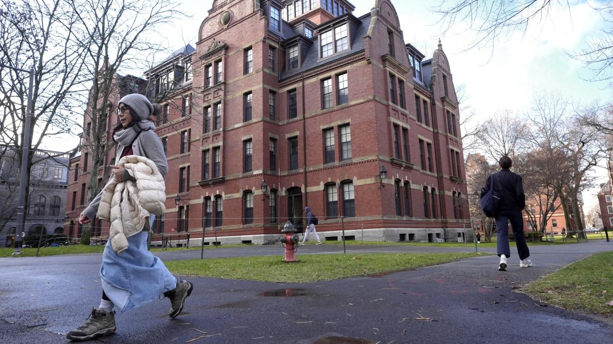 Harvard succumbs to Trump's threats and will close his diversity offices