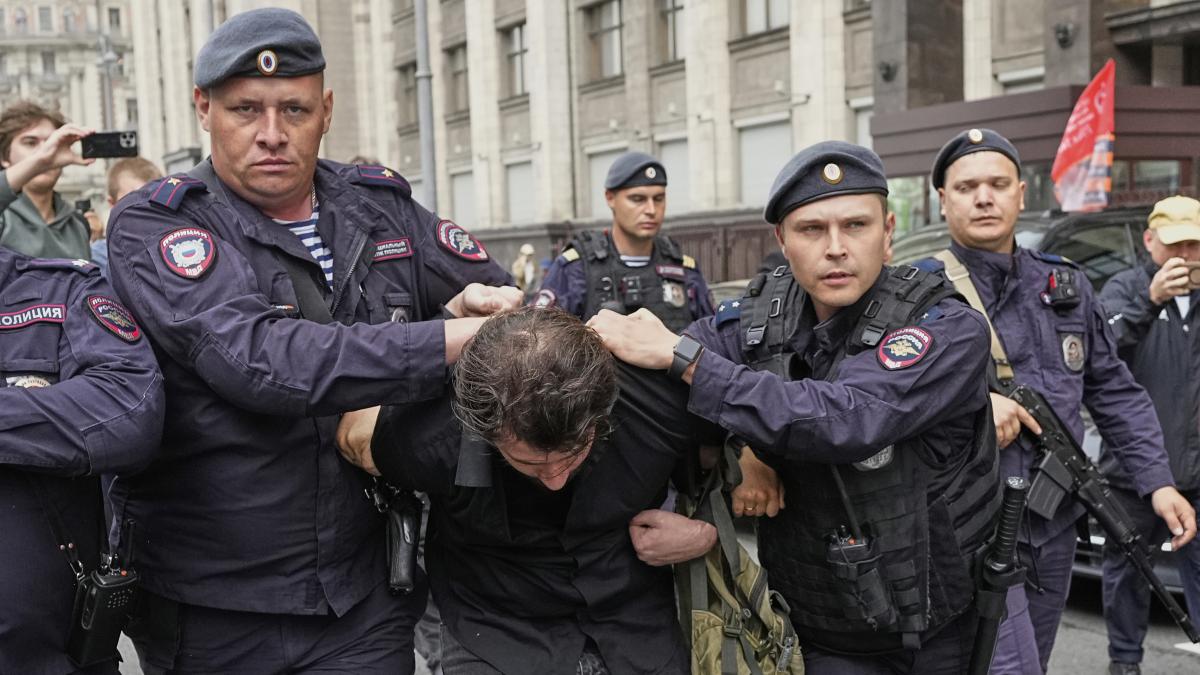 Russia elevates the siege to the Internet