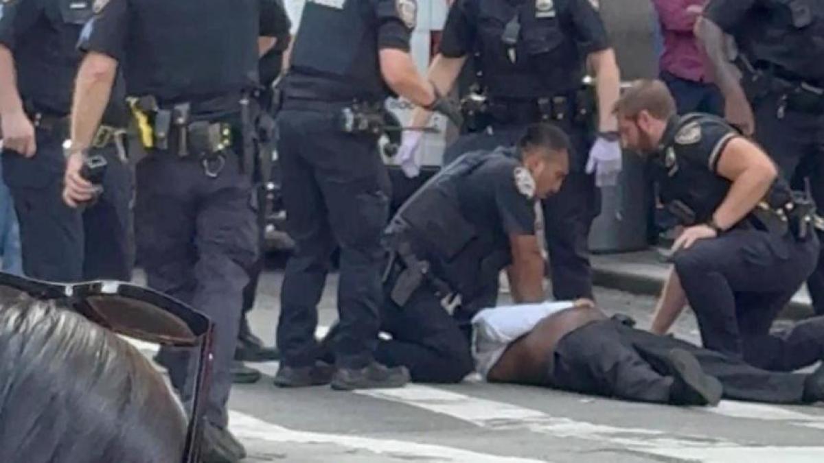 A gunman suicide after killing four people, including a policeman, in a Manhattan building