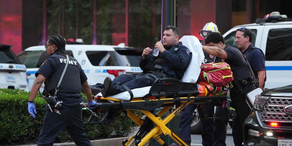 Five dead, including a policeman, in a shooting in a manhattan skyscraper