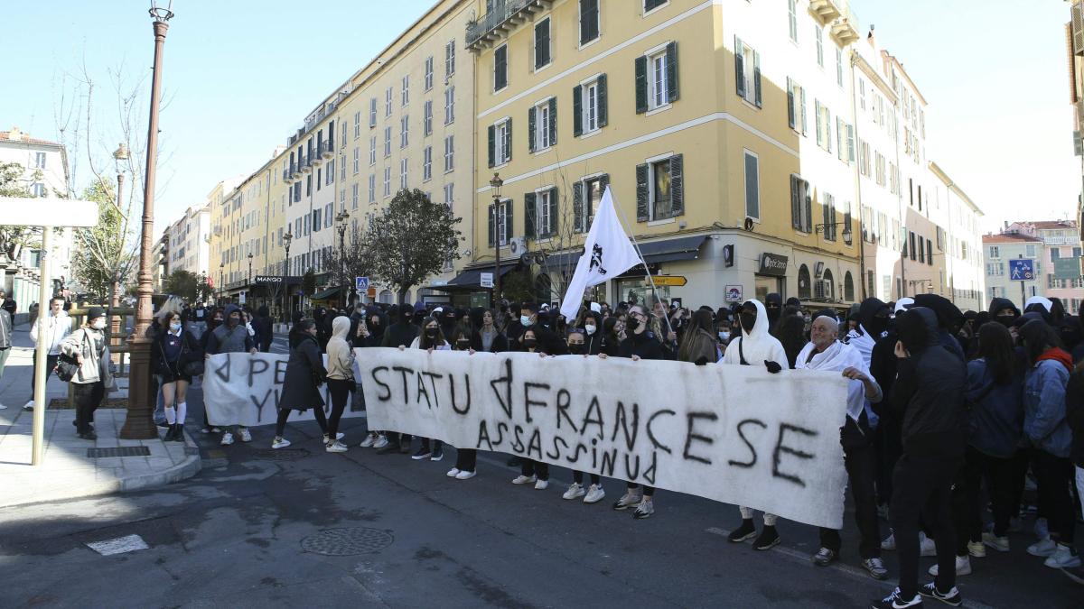 France will modify the Constitution to include the uniqueness of corsica
