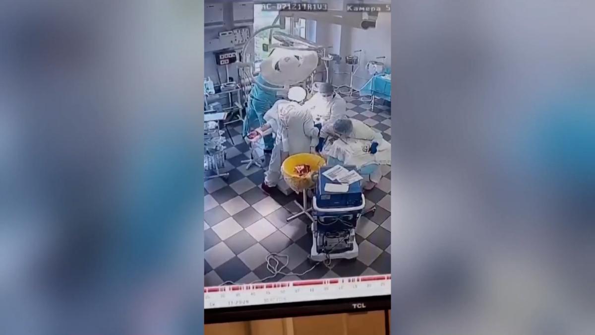 Impressive images of surgeons performing an operation during the Russian earthquake