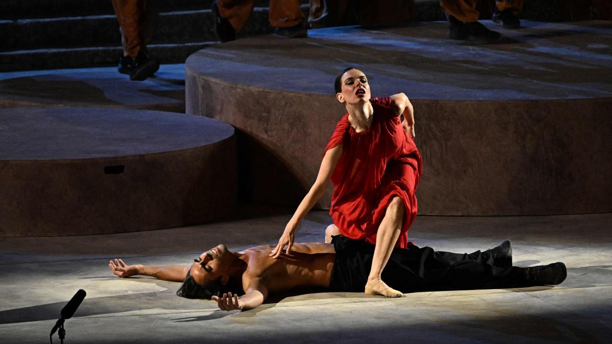 Opera to "overcome war"