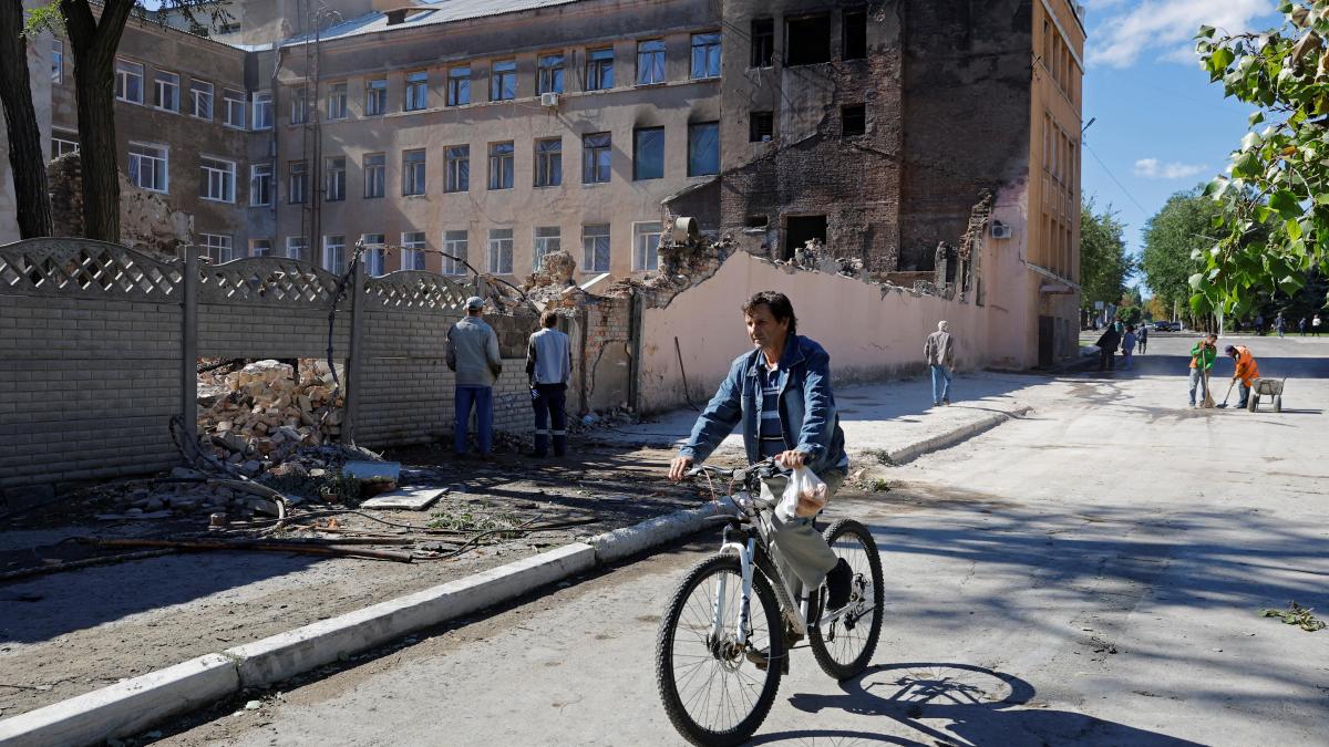 Russia claims to control "one hundred percent" the Luhansk region, whose annexation celebrated in 2022