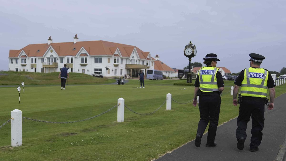 Scotland shields before the protests organized by Trump's visit