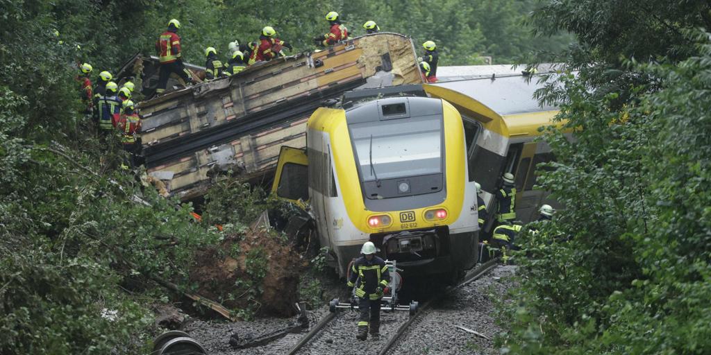 Several dead and dozens of injured after deranging a passenger train in Germany