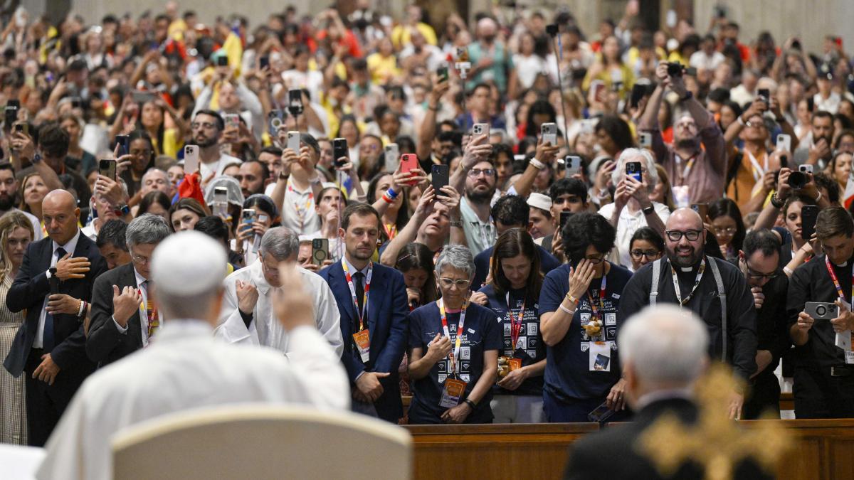 The Pope asks for the Catholic influencers that fight the 'fake news' with "the light of truth"