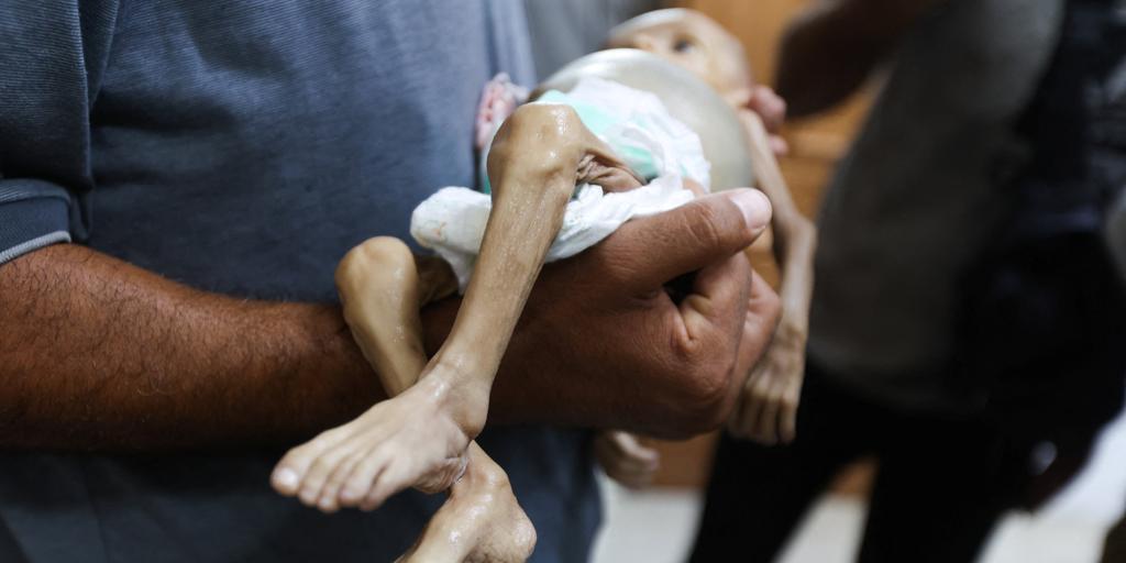 The UN warns that the humanitarian aid that enters Gaza is only "a drop in an ocean"