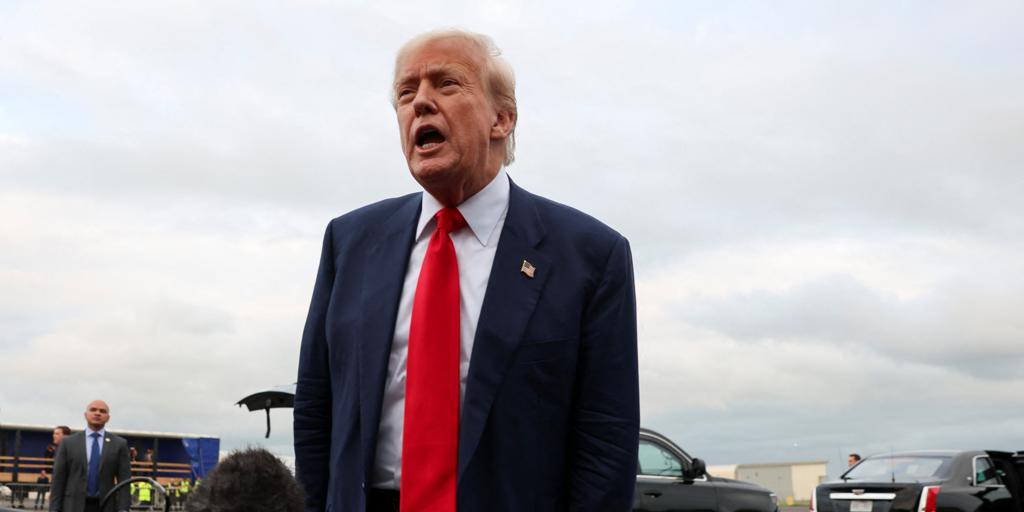 Trump denies having been informed of his appearance in the Epstein case files