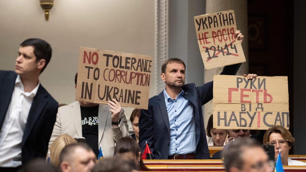 Zelenski saves his greatest political crisis with a law that returns independence to anti -corruption agencies
