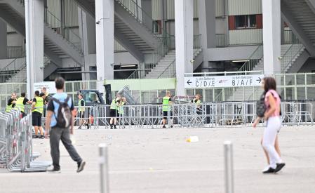 Security personnel prior to the Taylor concert in Vienna