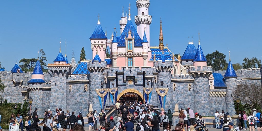 A 53 -year -old tourist dies in a popular Disneyland attraction