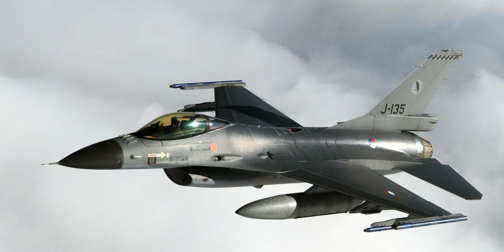 A pilot dies when his F-16 crashed during the trials of an aerial show in Poland