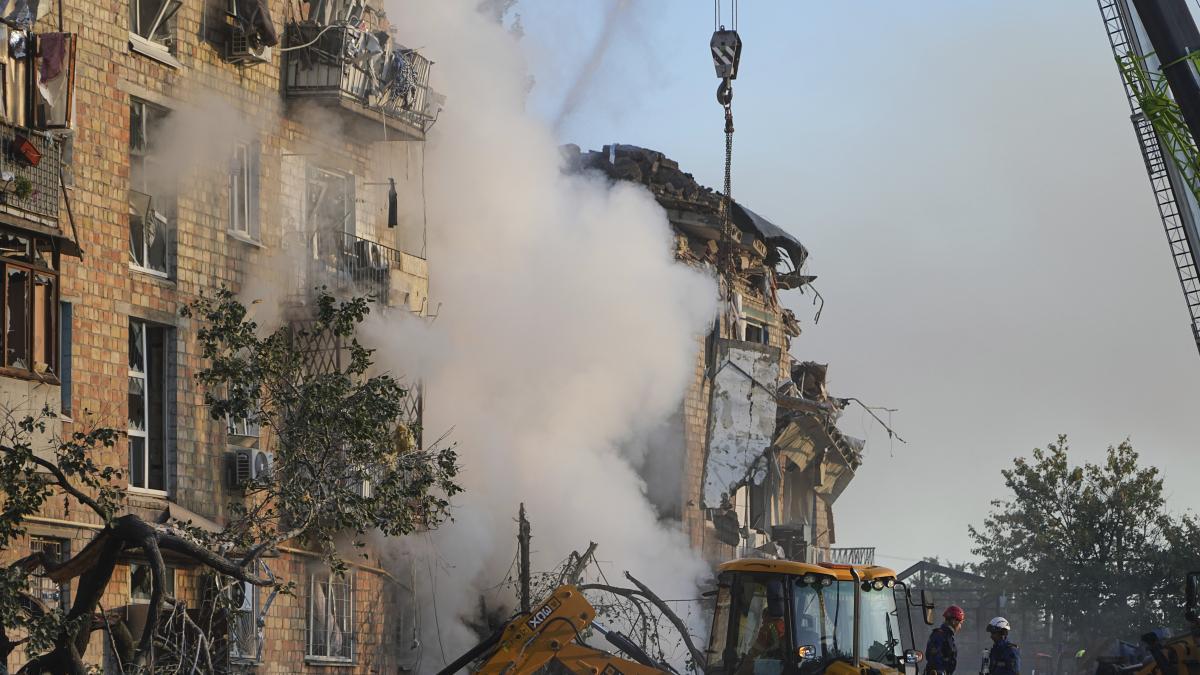 At least ten civilians killed in Kyiv for a Russian night attack with thousands of missiles and drones