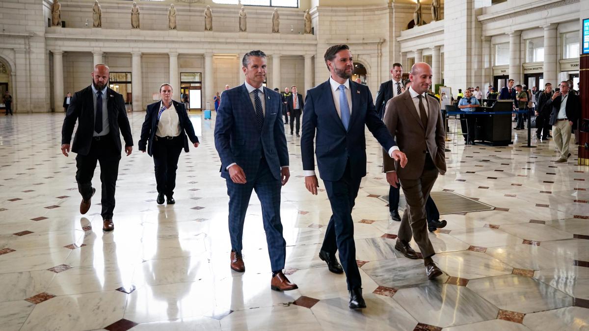 Boarse the US Vice President in Washington for the deployment of the National Guard