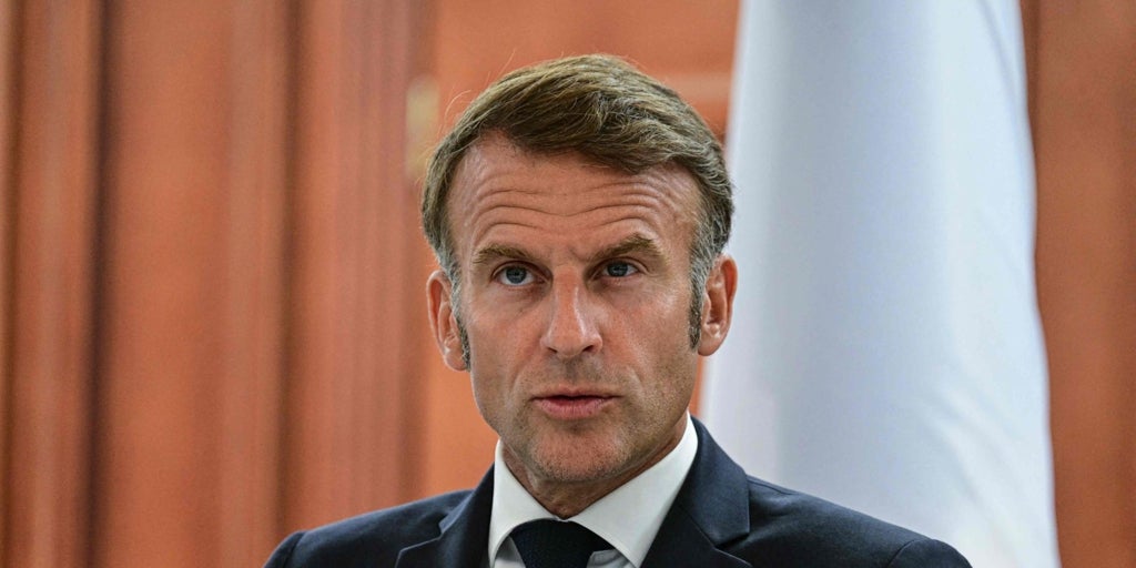Internal voices ask that Macron resigns to the serious political crisis