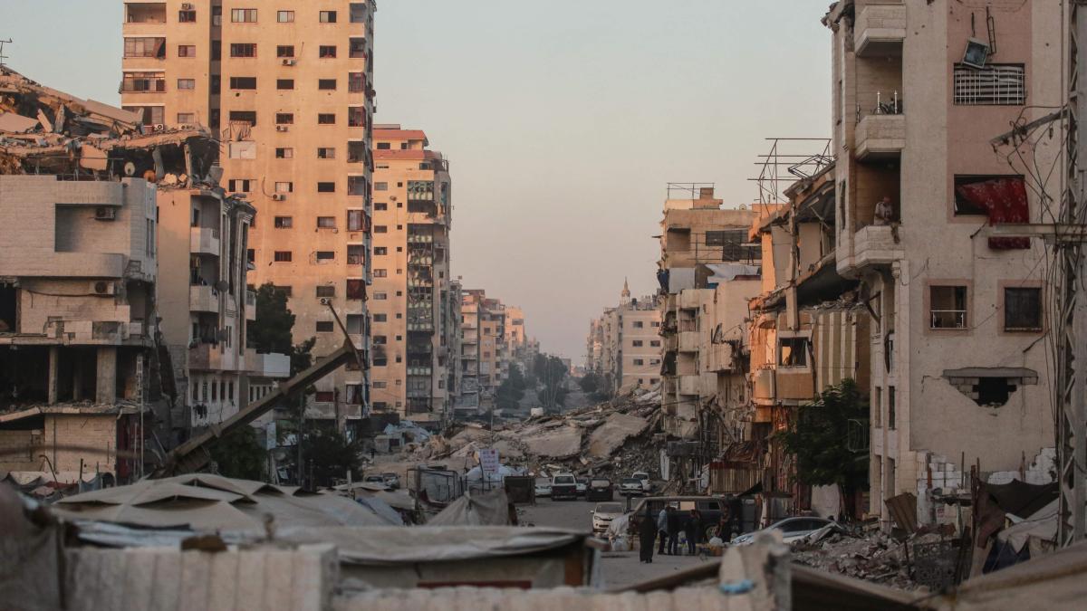 Israel recovers the bodies of two hostages and declares Gaza City as "Combat Zone"