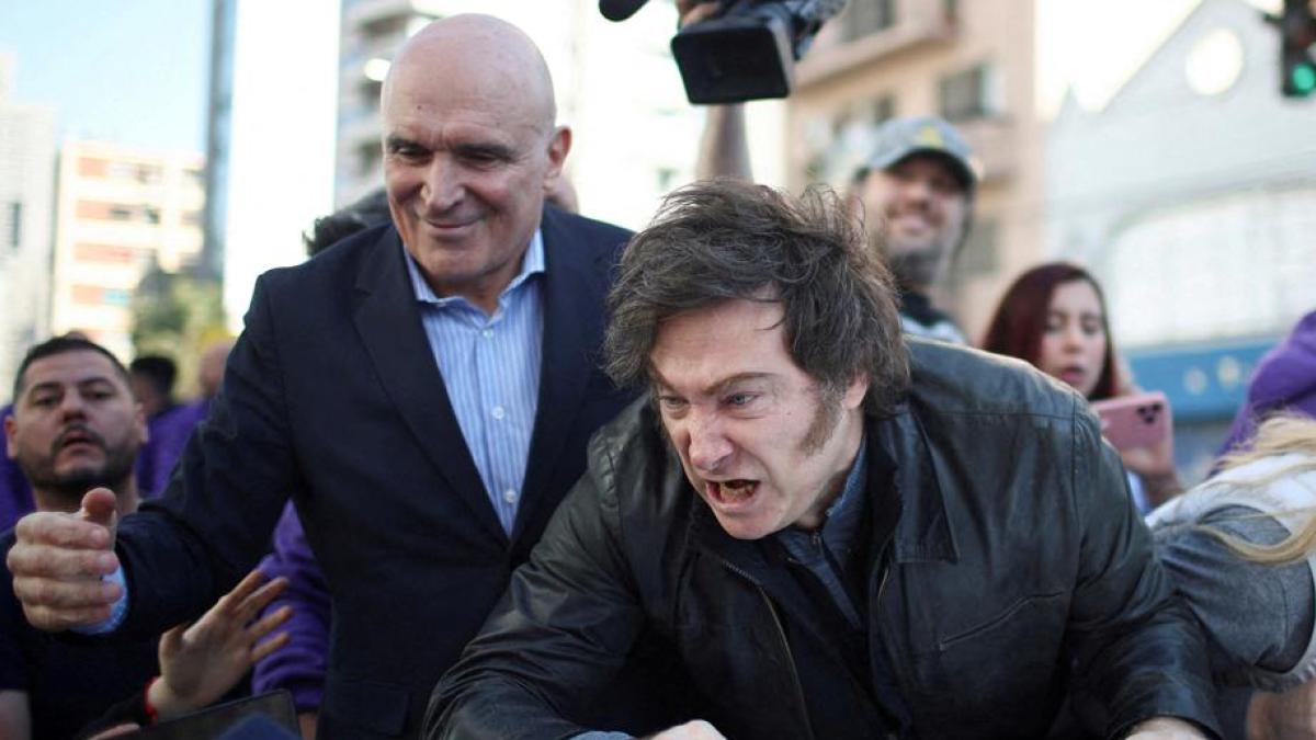 Milei, evacuated from an electoral act after launching stones and eggs
