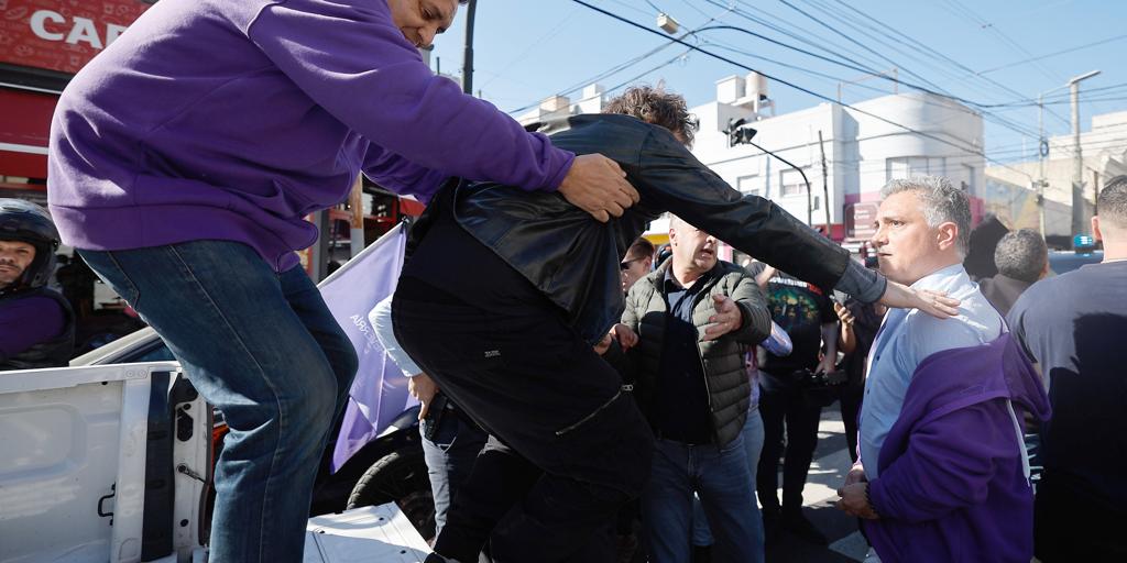 Milei, evacuated from an electoral act after the launch of objects against their caravan by the opponents