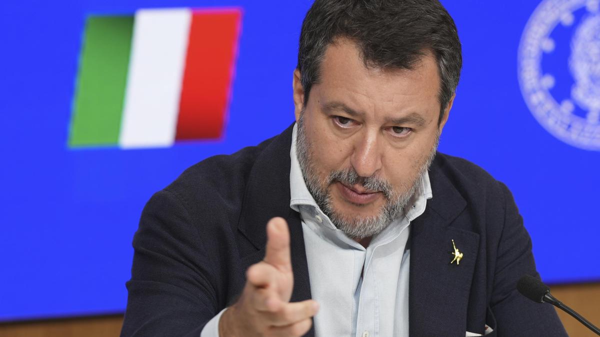 Salvini enrages France by saying "that goes Macron, with a helmet" to Ukraine