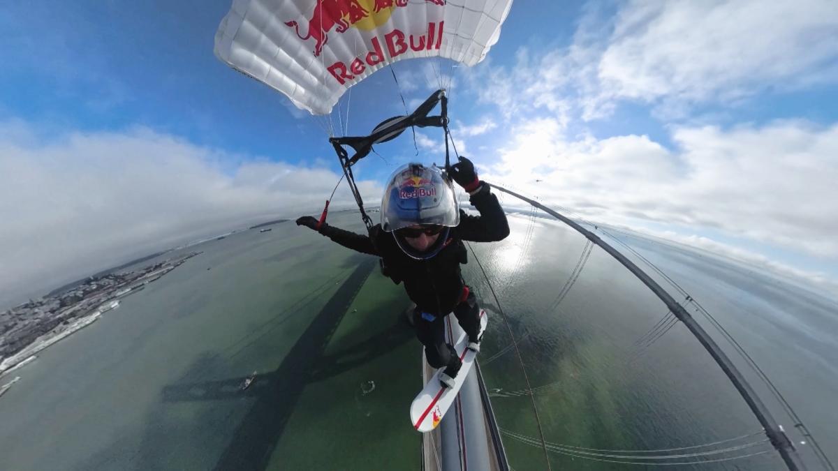Sean MacCormac completes the first skysurf of the world surfing the cables of the San Francisco Bay Bay, USA.