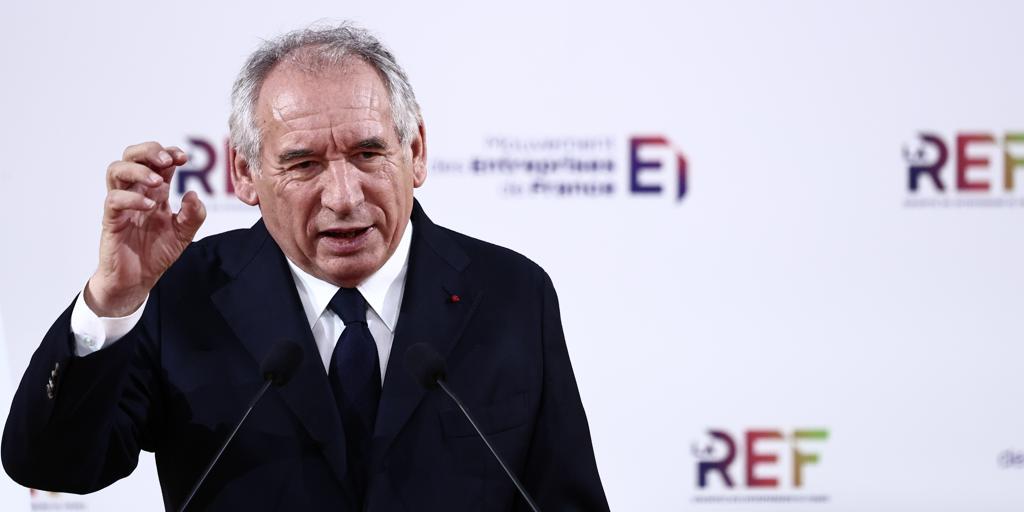 The French Prime Minister points to the 'boomers' for "condemning young people for life to pay their debt"