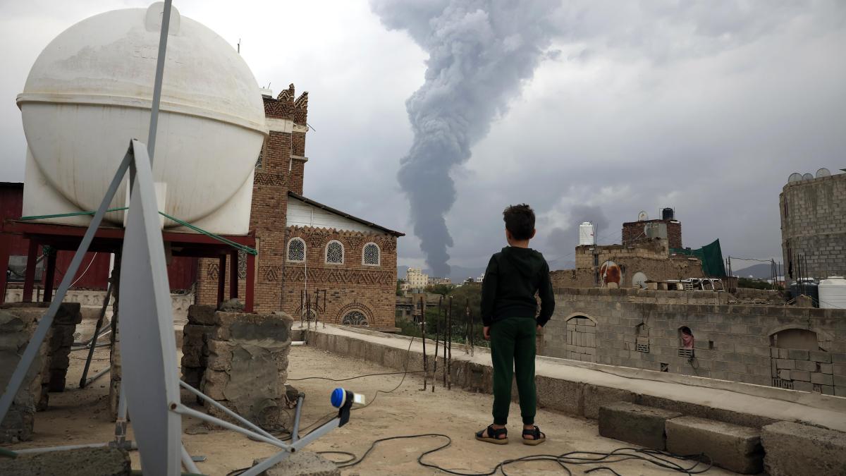 The Israeli army bombards the capital of Yemen and advances in Gaza City