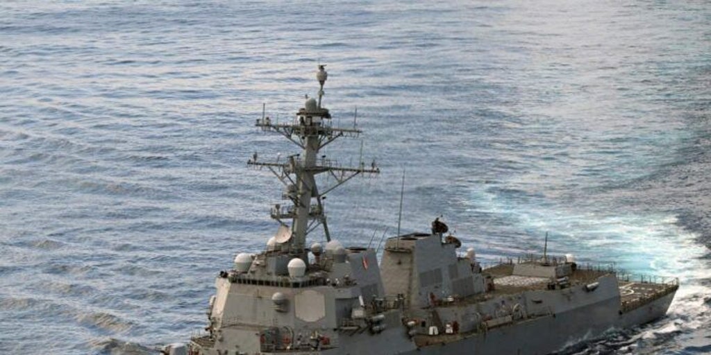 The Lans Lake Erie 'Lanzamisiles ship crosses the Panama Canal to join the deployment against Venezuela