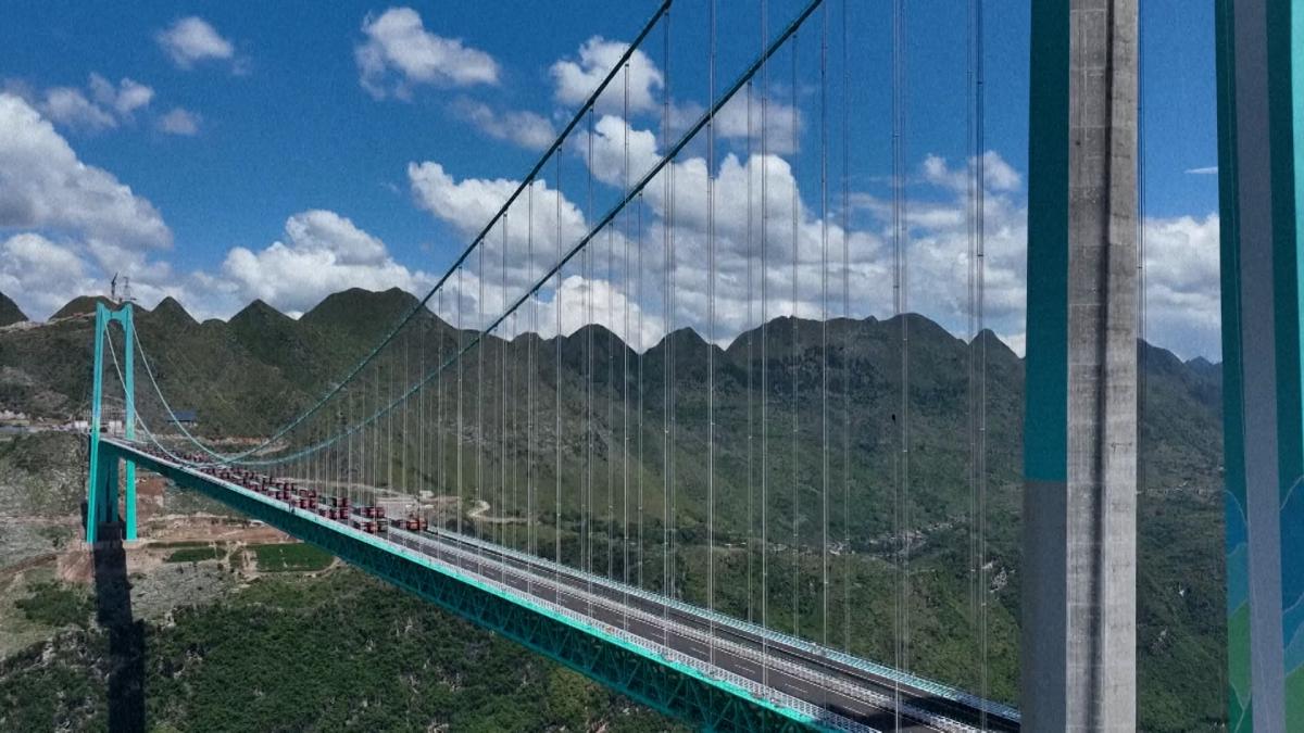 The highest bridge in the world completes the load test in Guizhou, China