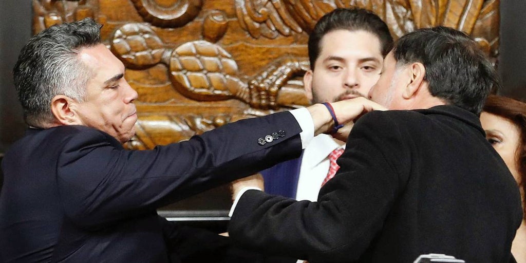 Two Mexican senators face blows at the end of a parliamentary session on the US.