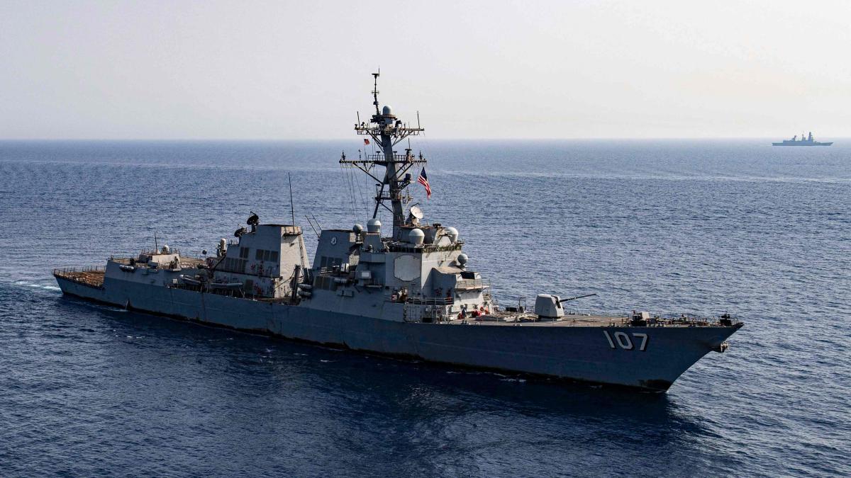 Venezuela displays its ships while the US reinforces its military presence in the Caribbean