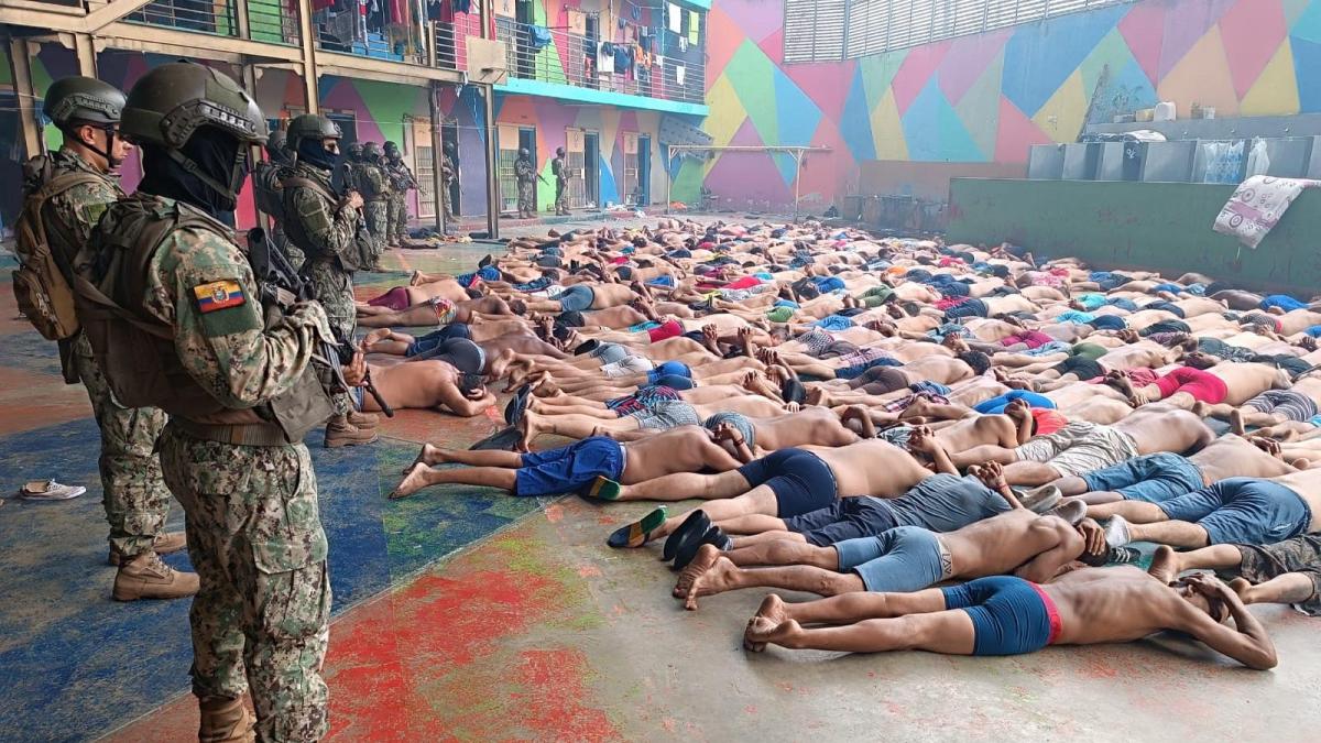 At least 17 dead in clashes between prisoners of rival bands in a prison in Ecuador
