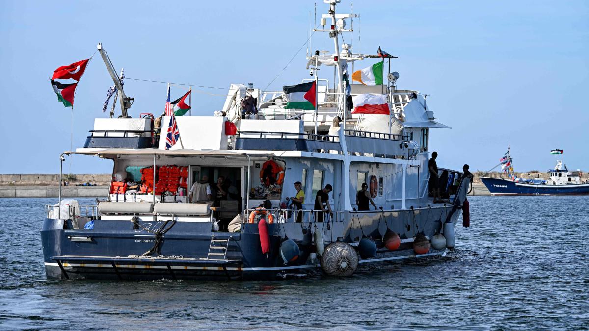 The flotilla denounces explosions, drones and communication cuts as it passes through Greece