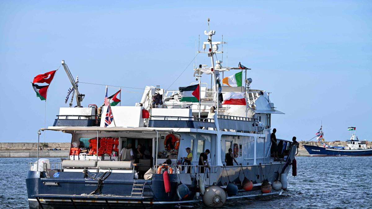 The flotilla denounces attacks on its passage through Greece